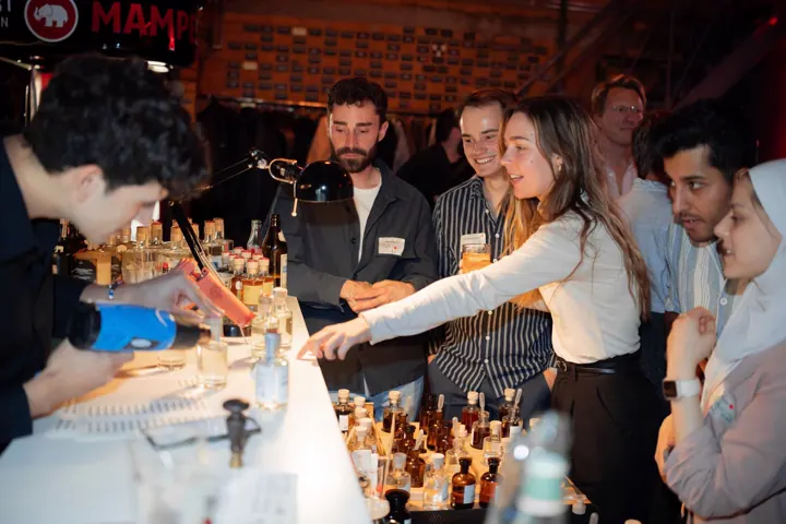 Gäste an der Bar beim Auftaktabend