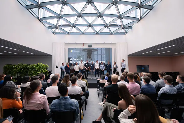 Voll besetzter Saal unter dem Glasdach bei YPOG