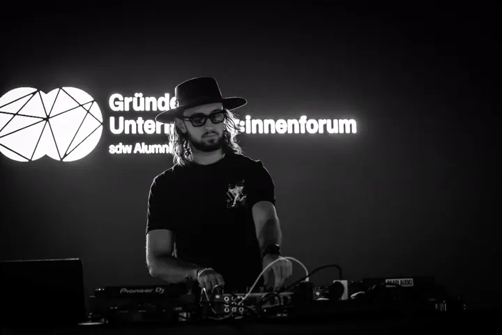 DJ vor der GUF-Leinwand beim Abendprogramm